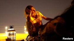 Antonela, migran asal Venezuela yang tengah mengandung berusaha memasuki wilayah AS, beristirahat di dekat sungai Rio Bravo di perbatasan antara Meksiko dan AS di Ciudad Juarez, Meksiko, pada 4 Juni 2024. (Foto: Reuters/Jose Luiz Gonzalez)