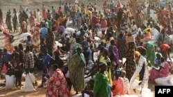 ፎቶ ፋይል፦ ተፈናቃዮች ወርሃዊ ቀለባችውን ለማግኘት የምግብ ማከፋፈያ ማዕከል እየጠበቁ ናቸው፤ በቤንቲዩ፣ ደቡብ ሱዳን