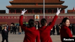 2024年3月8日全国人民代表大会的女服务员在天安门广场合影