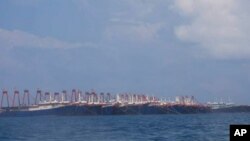 지난 7일 남중국해 윗슨암초에 중국 선박 200여척이 모여있는 사진을 필리핀 해안경비대가 공개했다.