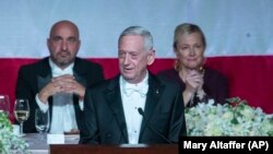 Bivši šef Pentagona, general Džim Matis na svečanoj večeri odgovorio je na izjavu predsednika Trampa da je "najprecenjeniji general".