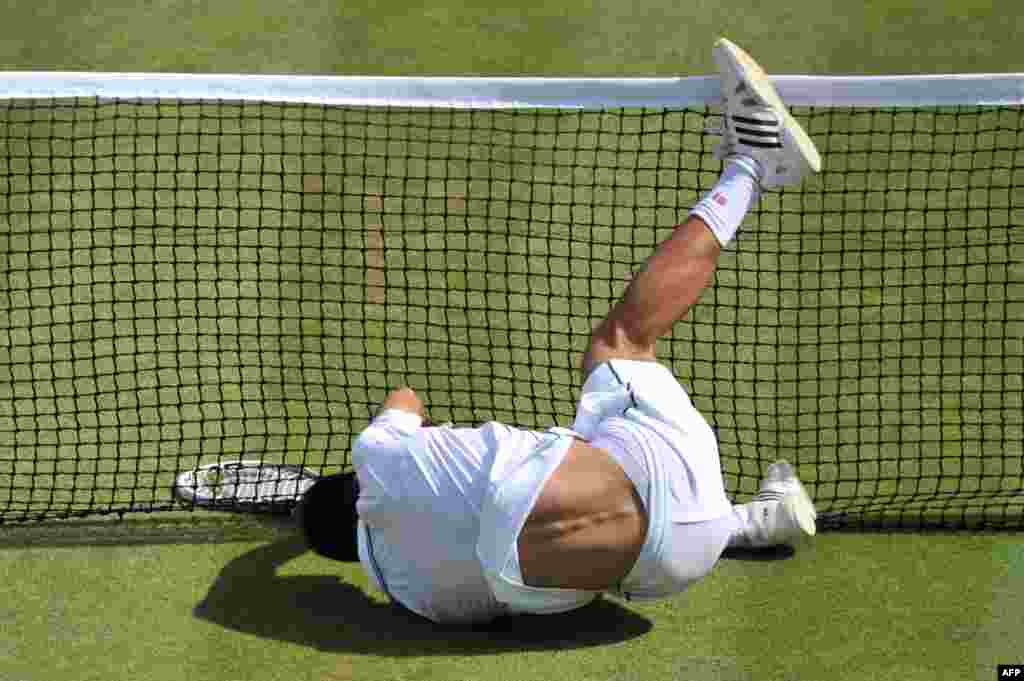 Novak Djokovic terjatuh dalam pertandingan perempat final Wimbledon melawan Marin Cilic di London.