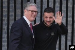 นายกฯ เคียร์ สตาร์เมอร์ แห่งอังกฤษ ขณะต้อนรับปธน.โวโลดิเมียร์ เซเลนสกี ที่ถนนดาวนิ่ง กรุงลอนดอน เมื่อ 1 มี.ค. 2568