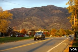 A neighborhood at the foot of a mountain in Kaysville, Utah, about a 30-minute drive north of the capital, Salt Lake City. The city is surrounded by the Wasatch mountain range on one side and the Great Salt Lake on the other. Oct. 27, 2016. (R. Taylor/VOA)