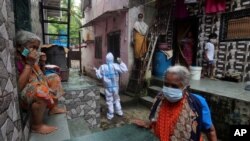 11일 인도 뭄바이 빈민가에서 보건 관계자가 주민들의 신종 코로나바이러스 검사를 위한 검체를 채취하고 있다.