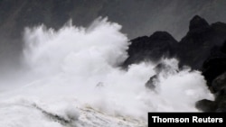 초강력 태풍 하이선의 북상으로 5일 일본 규슈 남부 아마미오시마 섬에 높은 파도가 일고 있다.