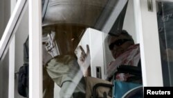 Mantan komandan kelompok pemberontak Marxist Seuxis Paucias Hernandez, yang lebih dikenal dengan nama samaran perang, Jesus Santrich, tiba di kompleks pengadilan Bogota, Kolombia, 20 Mei 2019.
