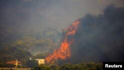 Plamen se diže u blizini kuće u selu Siterina, Grčka, 16. avgusta 2021.