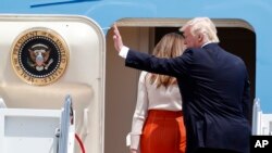 Presiden AS Donald Trump, dan ibu negara Melania Trump, menaiki Air Force One di pangakalan udara Andrews, Maryland, Jumat (19/5) untuk melakukan lawatan internasional pertamanya. 