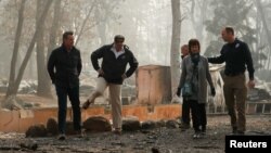 Predsednik SAD Donald Tramp obilazi ugroženo područje u Kaliforniji (Foto: Reuters) 