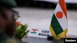 Une cinquantaine de ces passeports ont été délivrés à des personnalités étrangères, notamment françaises, britanniques, libyennes, américaines, turques et ouest-africaines.