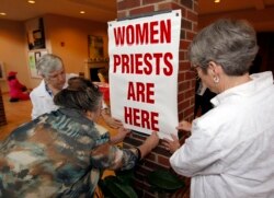 Ilustrasi. Barbara Duff (belakang), Kathy Garcia dan Helen Turley (kanan) memasang spanduk sebelum Perayaan Pentahbisan Rosemarie Smead sebagai pendeta perempuan di St. Andrew's United Church of Christ di Louisville, Kentucky, 27 April 2013. (Foto: REUTERS/John Som