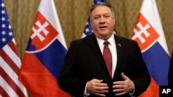 중부와 동부 유럽을 순방중인 마이크 폼페오 미 국무장관이 12일 슬로바키아 수도 브라티슬라바에서 기자들을 향해 발언하고 있다. 