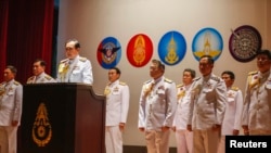 Thai Army chief General Prayuth Chan-ocha (3rd L) addresses a news conference at Army Headquarters in Bangkok, May 26, 2014.