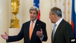 모스크바를 방문한 존 케리 미국 국무장관(왼쪽)이 15일 세르게이 라브로프 러시아 외무장관과 회담했다.