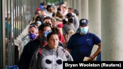 Warga AS antre untuk mendaftar tunjangan pengangguran di Kentucky (foto: dok). 