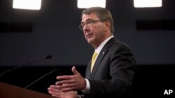 លោក Ash Carter រដ្ឋ​មន្រ្តី​ការពារ​ជាតិ​របស់​អាមេរិក​ថ្លែង​នៅ​ក្នុង​សន្និសីទ​កាសែត​នៅ​ការិយាល័យ Pentagon កាលពី​ថ្ងៃទី២០ ខែសីហា ឆ្នាំ២០១៥។ 