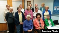 신디 류(앞줄 가운데) 워싱턴주 하원의원이 관내 은퇴공무원들과 환담한 뒤 기념촬영을 하고있다. (신디 류 의원 제공)