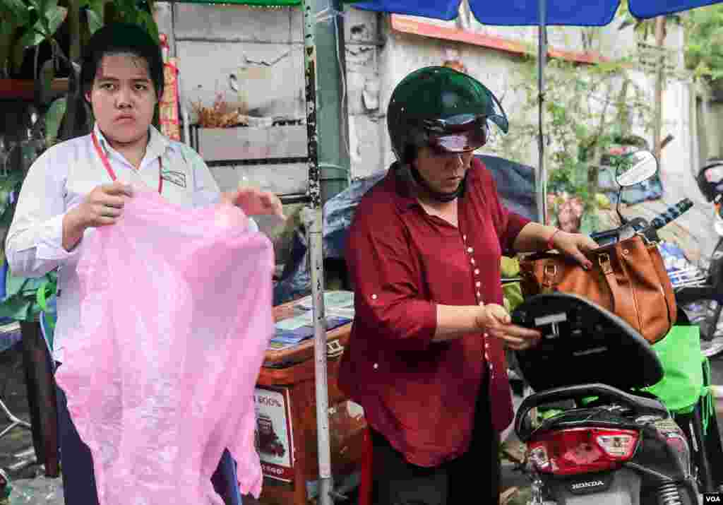 ស្រ្តី​ជា​ម្ដាយ​បេក្ខជន​ប្រឡង​បាក់ឌុប​រង់ចាំ​កូន​ពួកគេ​ចេញពី​បន្ទប់​ប្រឡង​ថ្ងៃ​ចុងក្រោយ​នៅ​វិទ្យាល័យ​ព្រះ​យុគន្ធ នៅ​ថ្ងៃ​អង្គារ ទី​២៣ ខែសីហា ឆ្នាំ​២០១៦ នៅ​រាជធានី​ភ្នំពេញ។​ (ឡេង ឡែន/VOA)