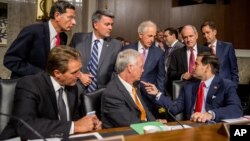 Para Senator AS anggota Komisi Hubungan Luar Negeri berbincang di gedung Capitol (foto: dok).