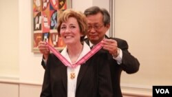 15일 주미 한국대사관에서 이명박 대통령을 대신해 북한자유연합 수잔 숄티 의장(앞)에게 수교훈장 숭례장을 수여하는 최영진 주미 한국대사.