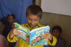 ایک دیہی پرائمری سکول کا ننھا طالب علم