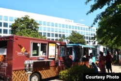 Java Cove food truck saat melayani pelanggan di L'enfant Plaza, Washington, D.C. (dok: VOA)