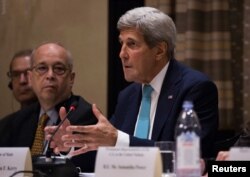 존 케리 미국 국무장관(오른쪽)이 18일 미국 뉴욕에서 열린 미·한·일 3국 외교장관 회담에서 발언하고 있다. 왼쪽은 대니얼 러셀 국무부 동아태 차관보.
