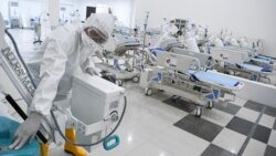 Para petugas mengecek peralatan medis di rumah sakit darurat untuk pasien COVID-19 di Wisma Atlet, Kemayoran, 23 Maret 2020. (Foto: Antara/Reuters)