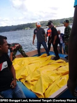 TIM SAR melakukan pencarian korban KM Fungka Permata V yang terbakar di perairan Banggai Laut, Sulawesi Tengah, Sabtu (15/9). (Foto courtesy : BPBD Banggai Laut, Sulawesi Tengah)
