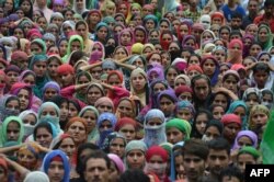 Graphic content / Kashmiri mourners look on during the funeral of four civilians at Aripanthan Magam village in Budgam district on the outskirts of Srinagar on August 16, 2016.
