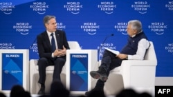 美国国务卿布林肯2024年1月17日在达沃斯世界经济论坛与美国政治评论家托马斯·弗里德曼交谈。