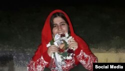 عکسی که پس از آزادی اخیر سپیده قلیان در شبکه های اجتماعی منتشر شده است