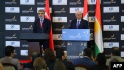 Turkiyaning Energiya vaziri Taner Yildiz (chapda) Kurdistonning Tabiiy zaxiralar vaziri Ashti Havramiy bilan, Arbil, 2-dekabr, 2013-yil.