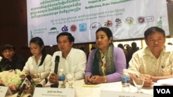 ក្រុម​តំណាង​សហគមន៍​នៅ​ក្នុង​តំបន់​បឹង​ទន្លេសាប​ស្នើ​ក្នុង​សន្និសីទ​ព័ត៌មាន​រៀប​ចំ​ឡើង​កាល​ពី​ថ្ងៃ​ទី​ ១៤​ ខែ​មិថុនា​ ឆ្នាំ​ ២០១៧​ ឲ្យ​បញ្ឈប់​គម្រោង​សាងសង់​ទំនប់​វារី​អគ្គិសនី​ ប៉ាក់​ បេង​ នៅ​ប្រទេស​ឡាវ។ (ហ៊ុល រស្មី/VOA) 