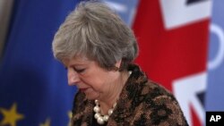 លោក​ស្រី Theresa May នាយក​រដ្ឋ​មន្ត្រី​ប្រទេស​អង់គ្លេស ដើរ​ក្បែរ​ទង់​ជាតិ​សហភាព​អឺរ៉ុប​នៅ​ពេល​លោក​ស្រី​ចេញ​ពី​សន្និសីទ​សារព័ត៌មាន នៅ​ក្នុង​ជំនួប​កំពូល​ទីក្រុង​ប៊្រុចសែល ប្រទេស​ប៊ែលហ្ស៊ិក កាល​ពី​ថ្ងៃទី​១៤ ធ្នូ ២០១៨។