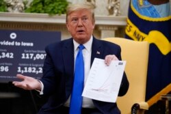 ប្រធានាធិបតីសហរដ្ឋអាមេរិក លោក ដូណាល់ ត្រាំ ក្នុងអំឡុងពេលជំនួបជាមួយនឹងអភិបាលរដ្ឋ Iowa អ្នកស្រី Kim Reynolds នៅសេតវិមាន កាលពីថ្ងៃទី៦ ខែឧសភា ឆ្នាំ២០២០។