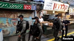Polisi Israel melakukan patroli di pasar utama kota Yerusalem, sementara pemerintah Israel memberlakukan karantina wilayah kedua akibat lonjakan kasus Covid-19 (25/9).