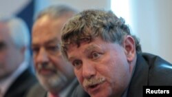 FILE - Eric Lander takes part during a news conference in Mexico City, next to Mexican billionaire Carlos Slim, on Jan. 19, 2010.