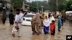 몬순 기우 집중호우로 인해 침수된 파키스탄 거리