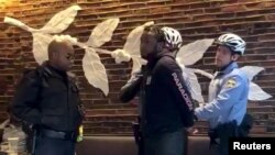 Des policiers arrêtent un homme dans un Starbucks de Philadelphie, le 12 avril 2018