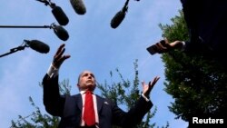 Top White House economic adviser Larry Kudlow speaks to reporters at the White House in Washington, Aug. 16, 2018. 