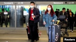 Putnici iz Kine stižu na aerodrom u Los Anđelesu (Foto: Reuters/Ringo Chiu)