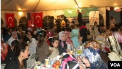 Komunitas muslim AS di Washington DC melakukan buka puasa bersama (foto: dok). Warga muslim AS harus berpuasa lebih panjang di musim panas.