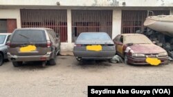 Plusieurs véhicules de l’administration mal entretenus ou en panne sont abandonnés dans les cours des services publics. (VOA/Seydina Aba Gueye)