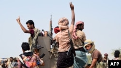 Yemeni pro-government forces advance towards the port area from the eastern outskirts of Hodeida, as they continue to battle for the control of the city controlled by Huthi rebels, Nov. 6, 2018. 