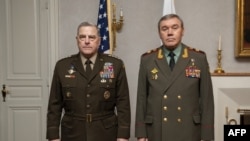 Dalam foto yang dirilis oleh Departemen Pertahanan AS, Ketua Kepala Staf Gabungan AS, Jenderal Mark A. Milley (kiri) dan Kepala Staf Umum Rusia, Jenderal Valery Gerasimov tampil bersama dalam pertemuan yang diadakan di Helsinki pada 22 September 2021. (Foto: AFP/Chuck Burton/DoD)