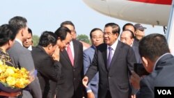 រូបឯកសារ៖ លោក​នាយក​រដ្ឋមន្ត្រី​ហ៊ុន​ សែន​ មក​ដល់​អាកាស​យាន​ដ្ឋាន​អន្តរជាតិ​ភ្នំពេញ​ ថ្ងៃ​ទី​២៩ ខែ​មេសា​ ឆ្នាំ​២០១៩។ (ហ៊ុល រស្មី​/VOA​) 