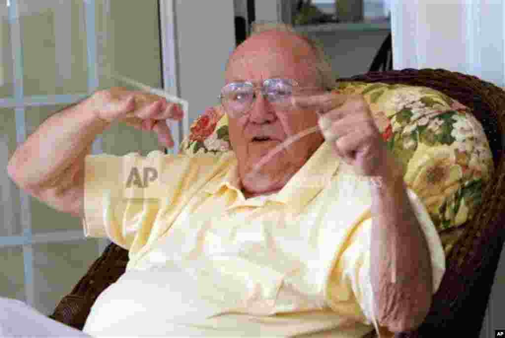 Xirosima shahriga atom bombasini tashlagan &quot;B29&quot; samolyotini boshqargan uchuvchilardan biti Teodor Van Kirk bomba tashlangan kunni xotirlamoqda, 18-iyul, 2005-yil.