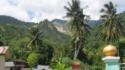 Rekahan di gunung Tinombu yang terbelah akibat longsor diguncang gempa bumi pada 2018,berada tidak jauh dari areal pemukiman masyarakat desa Poi, Kecamatan Dolo Selatan, Kabupaten Sigi, Sulawesi Tengah, 9 Desember 2019. (Foto: Yoanes Litha/VOA)